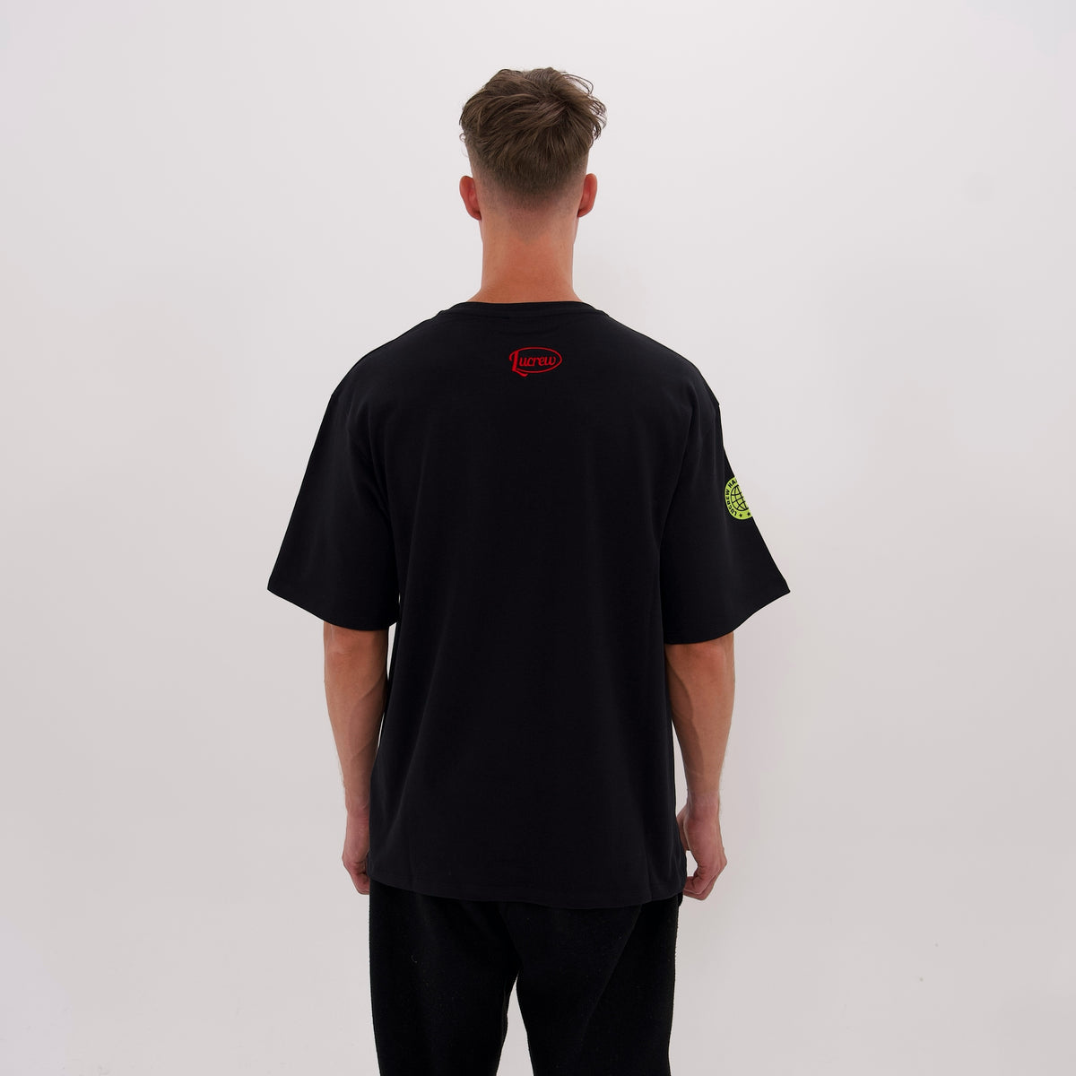 LUCREW Patches Shirt in Dunkelblau von LaserLuca am Model, Rückansicht