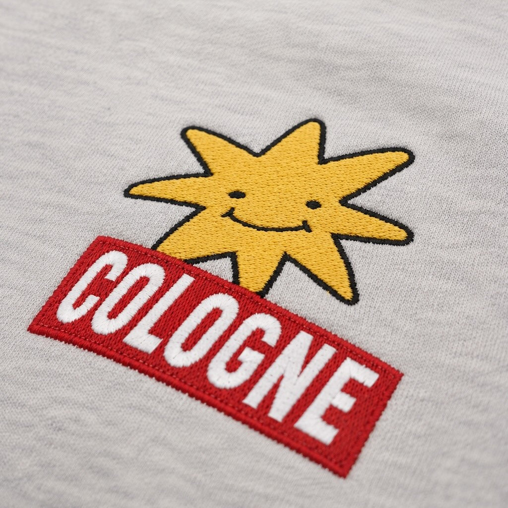 Graue LUCREW Patches Hoodie Jacke von LaserLuca, Cologne Patch Brust Nahaufnahme