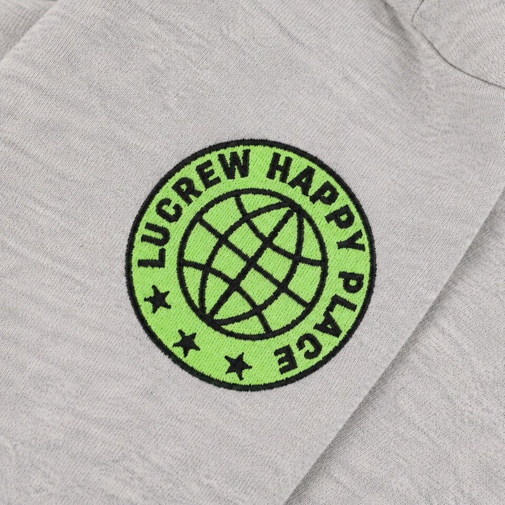 Graue LUCREW Patches Hoodie Jacke von LaserLuca, Lucrew Happy Place Patch Ärmel Nahaufnahme