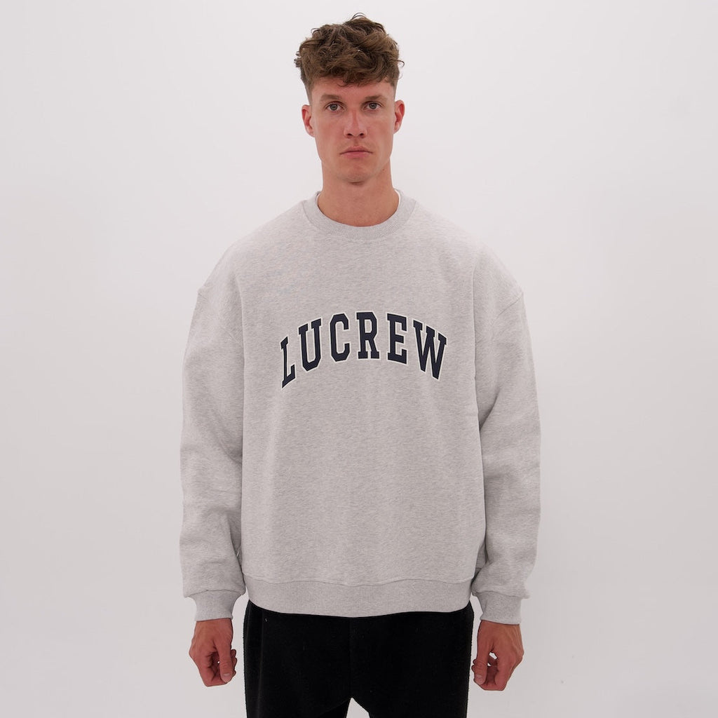 Grauer LUCREW Sweater von LaserLuca, getragen, Vorderansicht