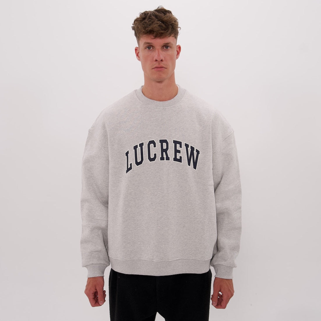 Grauer LUCREW Sweater von LaserLuca, getragen, Vorderansicht