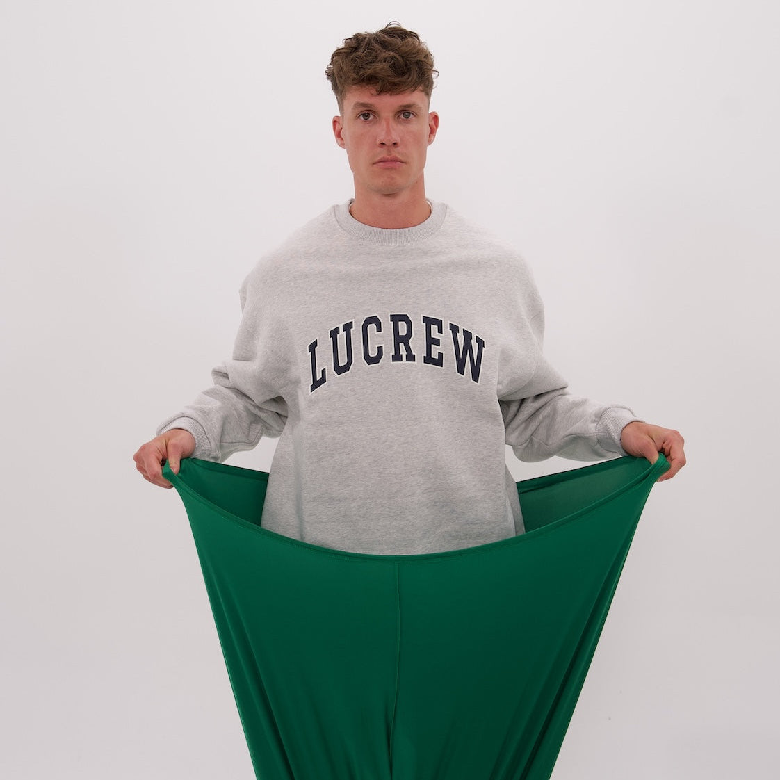 Grauer LUCREW Sweater von LaserLuca, getragen, Vorderansicht