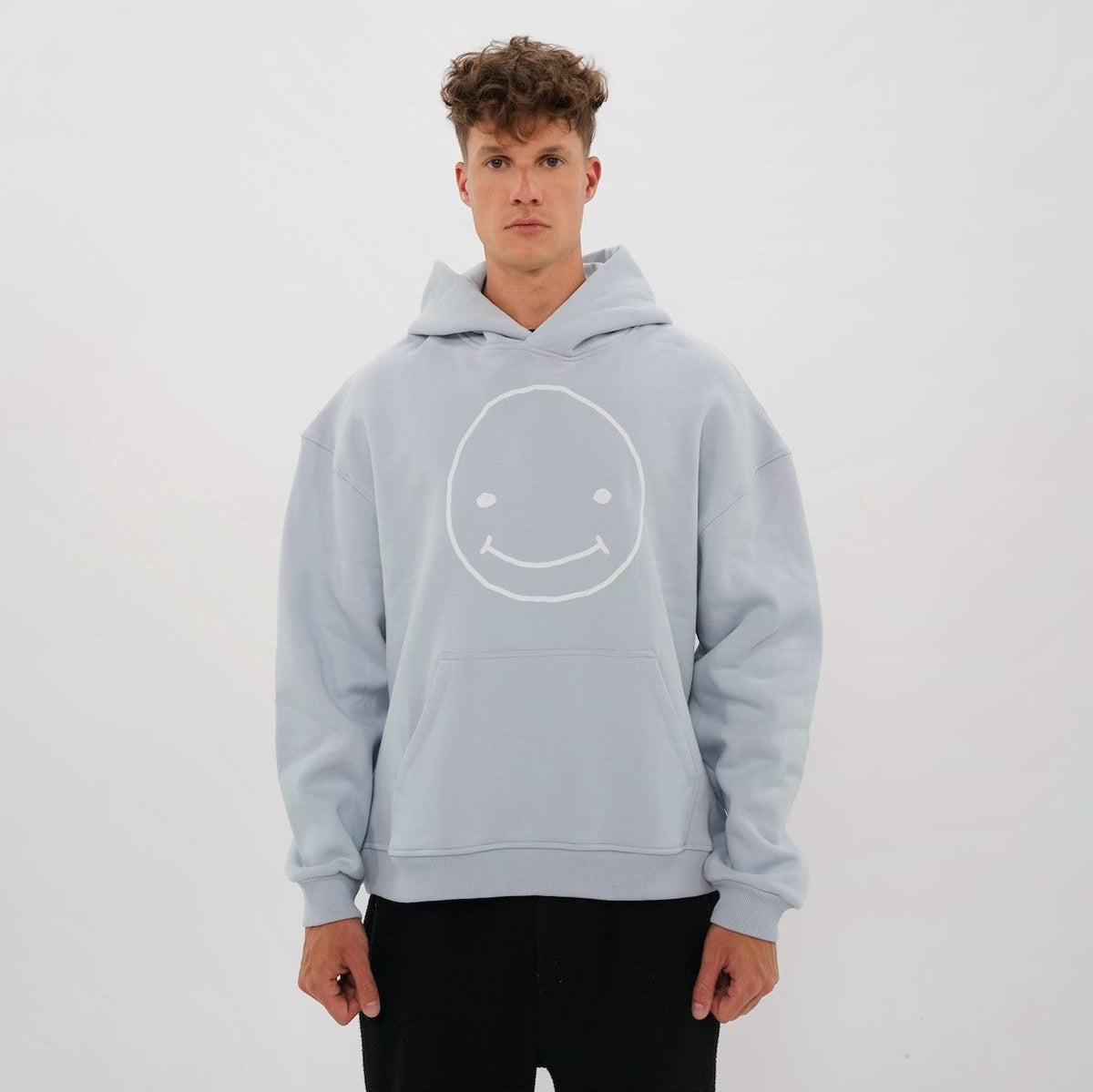 Hellblauer Smiley Hoodie von LaserLuca, getragen, Vorderansicht