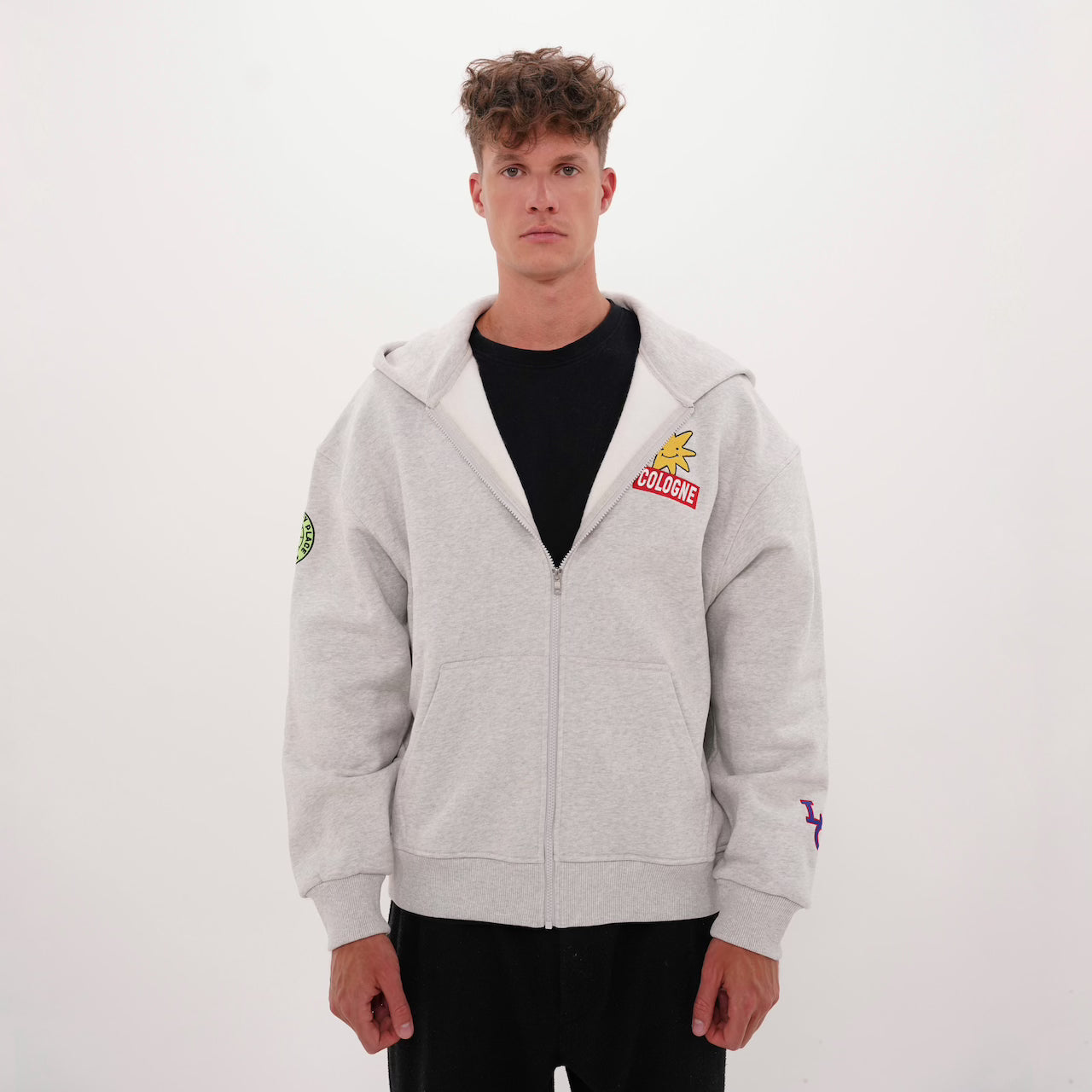 Graue LUCREW Patches Hoodie Jacke von LaserLuca mit geschlossenem Reißverschluss, getragen, Vorderansicht