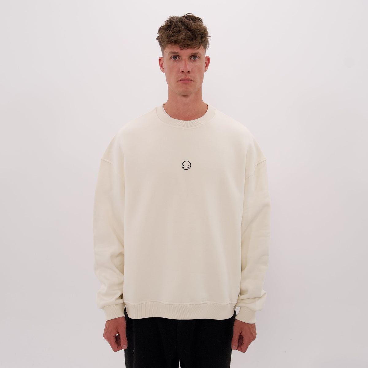LUCREW Flower Sweatshirt in Marshmallow von LaserLuca am Model, Vorderansicht