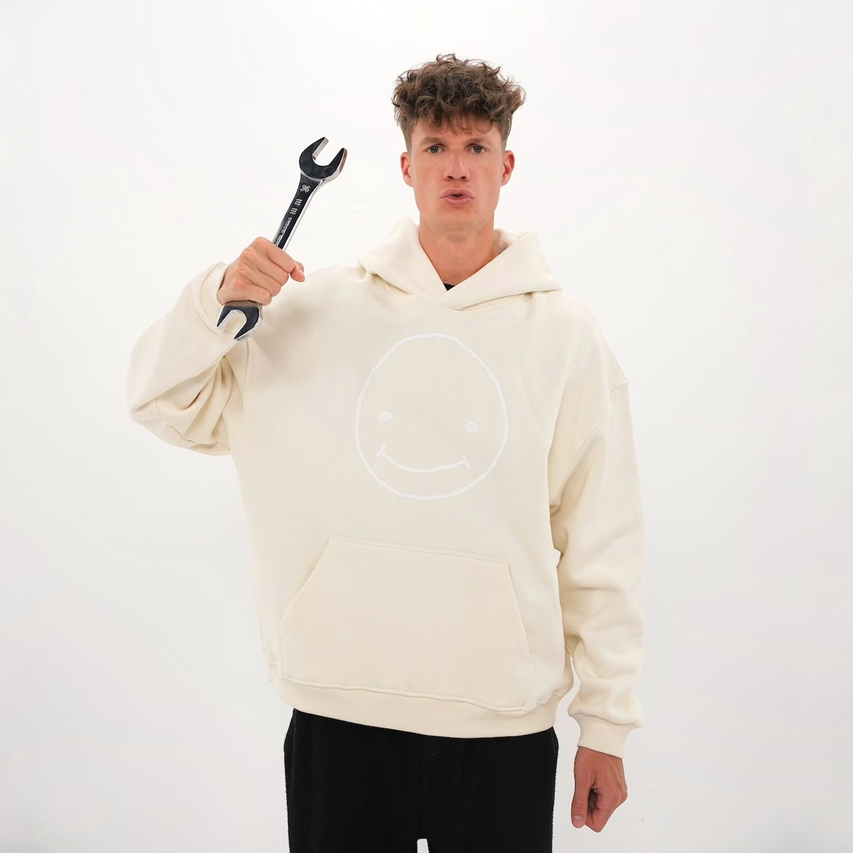 Marshmallow Smiley Hoodie von LaserLuca mit Schraubenschlüssel, getragen