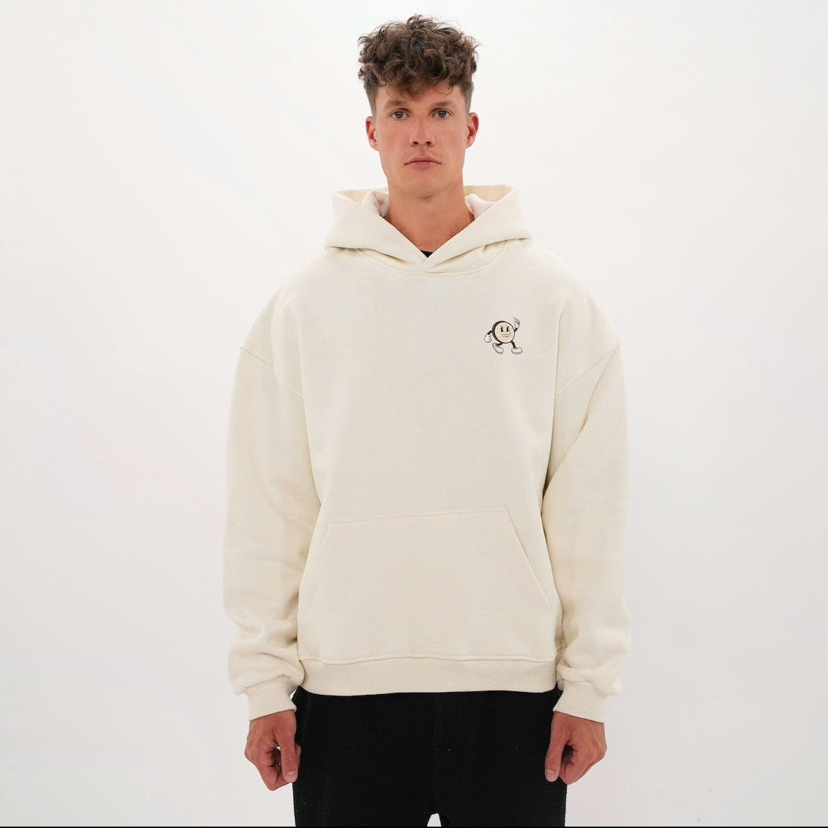 Marshmallow Hoodie mit kleinem Smiley Print von LaserLuca, getragen, Vorderansicht