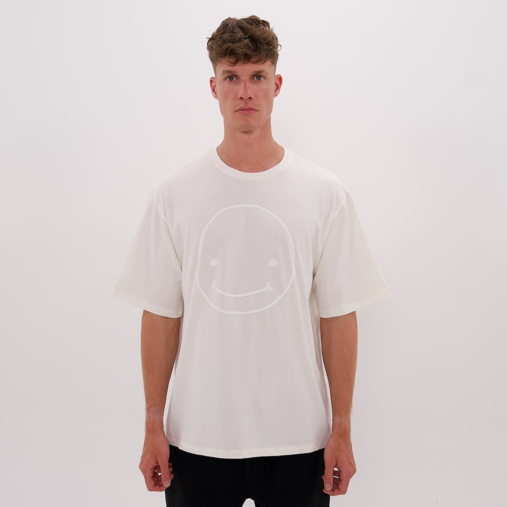 Weißes T-Shirt mit großem Smiley Print von LaserLuca, getragen, Vorderansicht